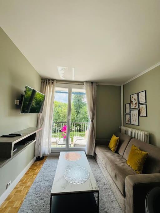 Proche Chateau De Versailles Avec Balcon Vu Sur Une Foret Et Parking Gratuit Pour 5 Personnes Maximum Buitenkant foto